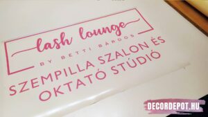 Szépségszalon kozmetika szempilla műkörmös fodrászat dekoráció kirakat