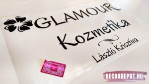 Szépségszalon kozmetika szempilla műkörmös fodrászat dekoráció kirakat
