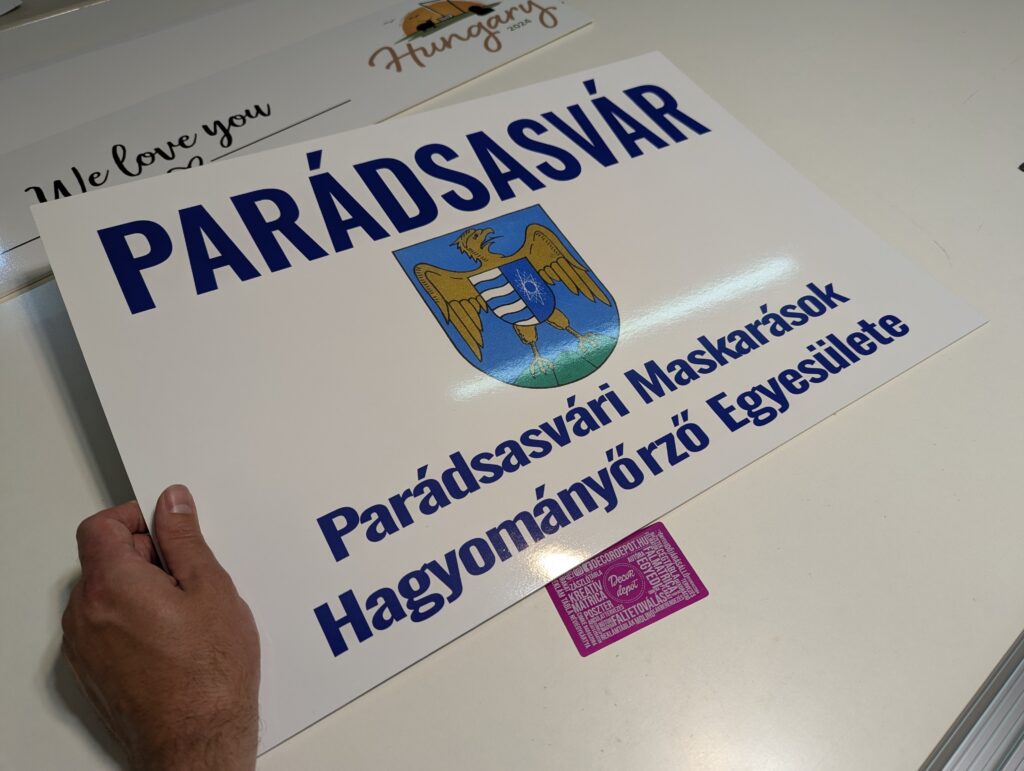 Egyedi tábla fali matrica falmatrica nyomtatás készítés falra autóra logo
