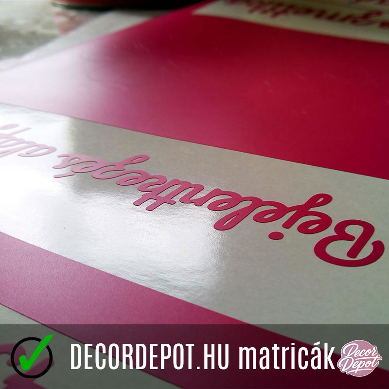 Közeli kép a háttér nélküli matricáról: precízen kivágott faltetoválás, amely festett hatást kelt a falon. Közeli kép a háttér nélküli matricáról: precízen kivágott faltetoválás, amely festett hatást kelt a falon.